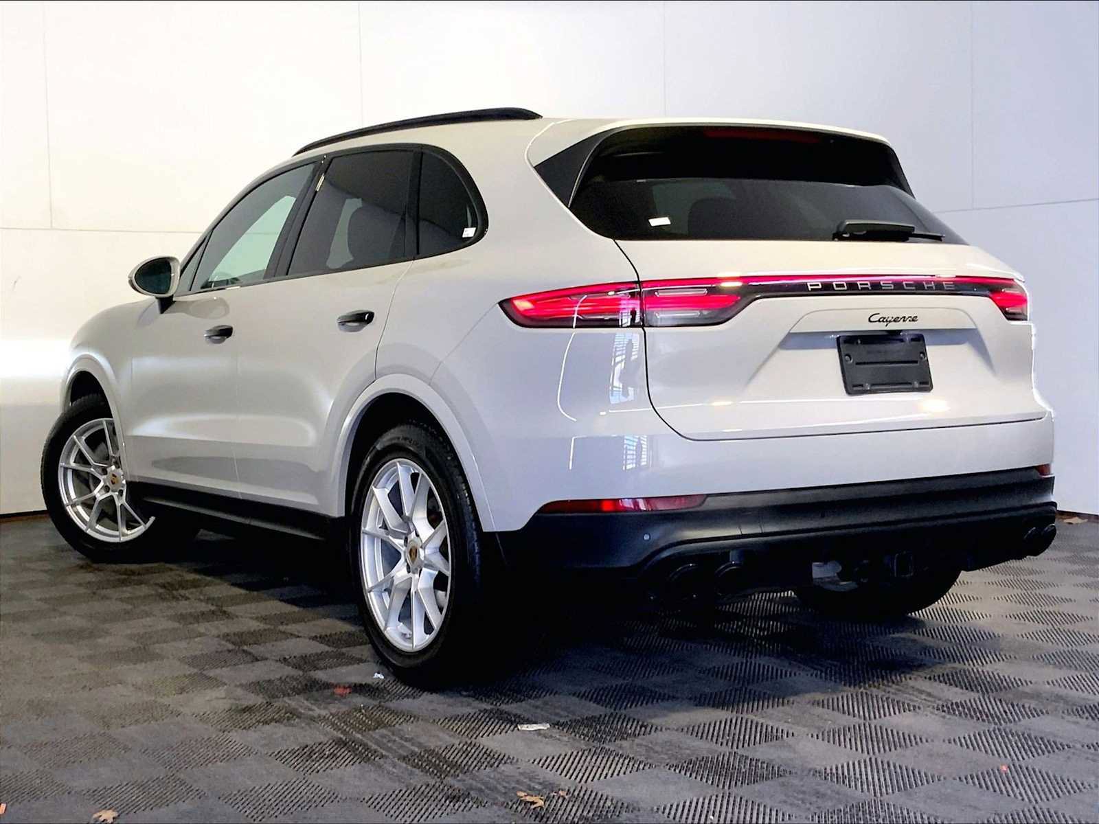 Certified 2022 Porsche Cayenne Platinum Edition image 5
