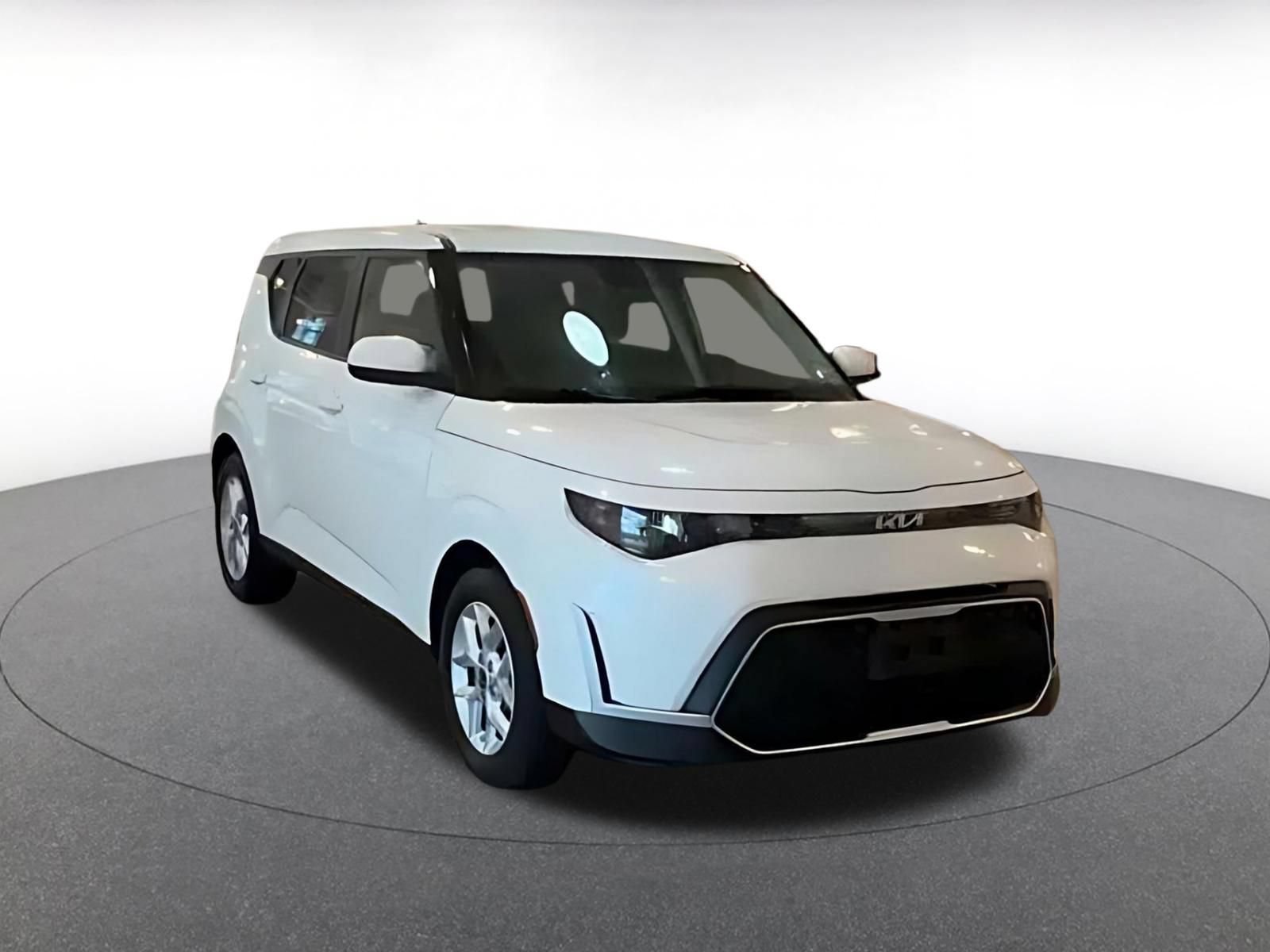 Used 2025 Kia Soul LX w/ LX Technology Package FWD image 3