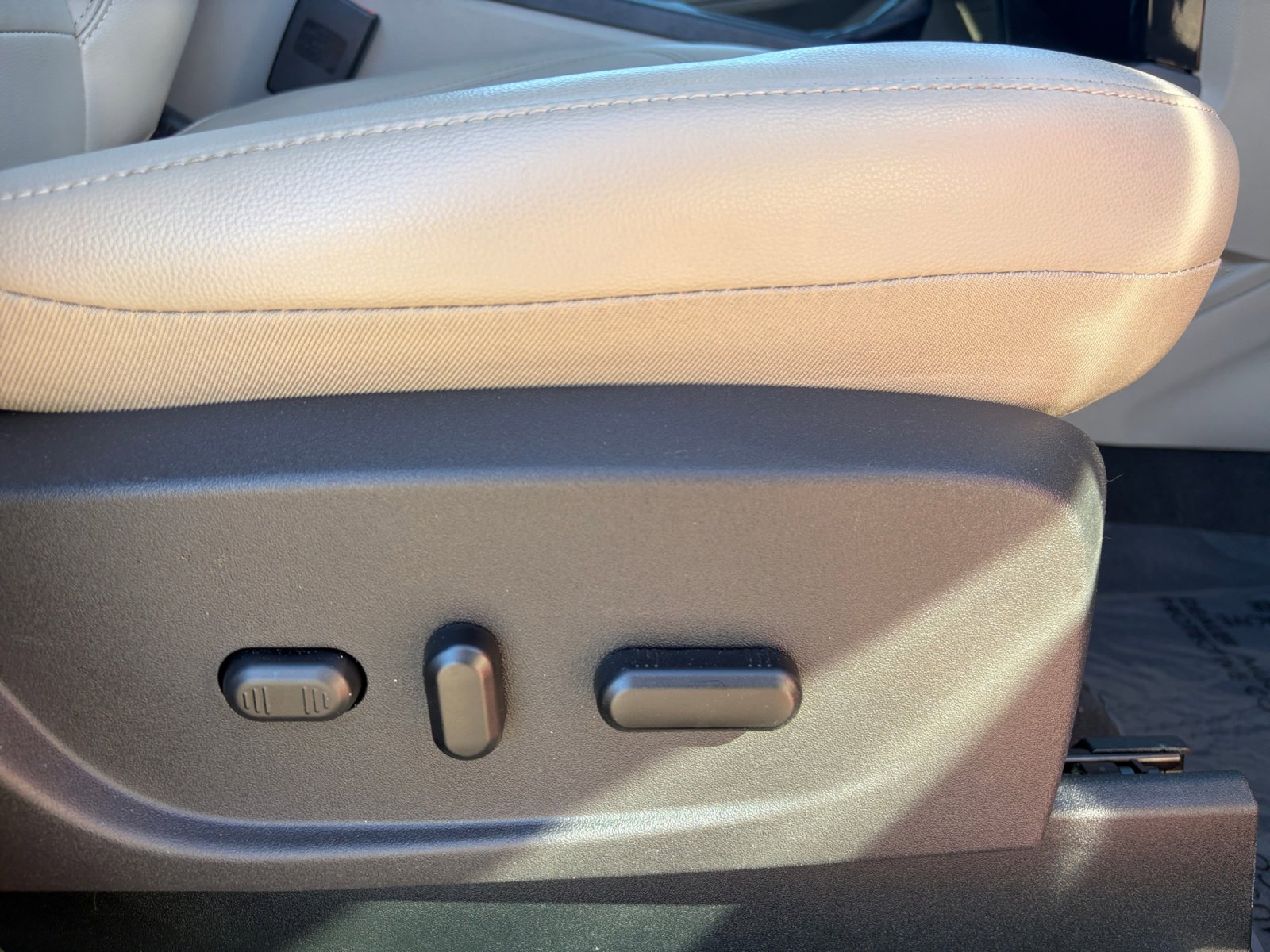 Used 2019 Ford Escape Titanium image 28