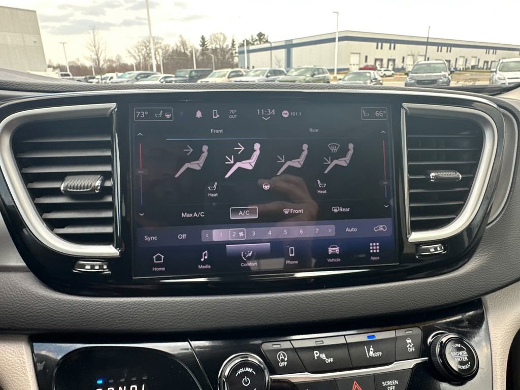 Used 2024 Chrysler Pacifica Touring-L image 14