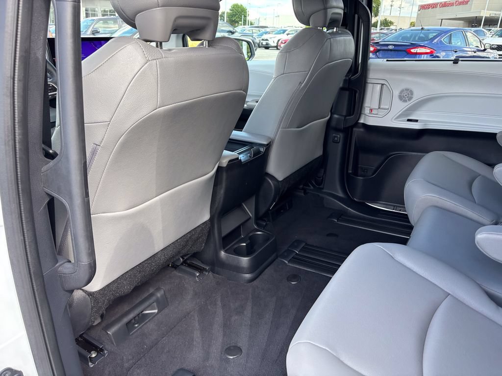 Used 2026 Toyota Sienna XLE FWD image 44