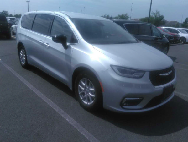 Used 2024 Chrysler Pacifica Touring-L FWD image 5