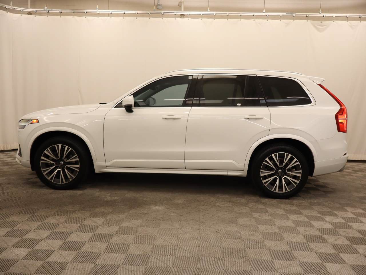 Used 2020 Volvo XC90 T6 Momentum w/ Protection Package Premier AWD/4WD image 2