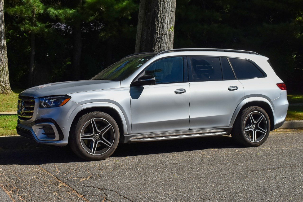 Used 2025 Mercedes-Benz GLS 450 4MATIC w/ AMG Line Exterior image 3