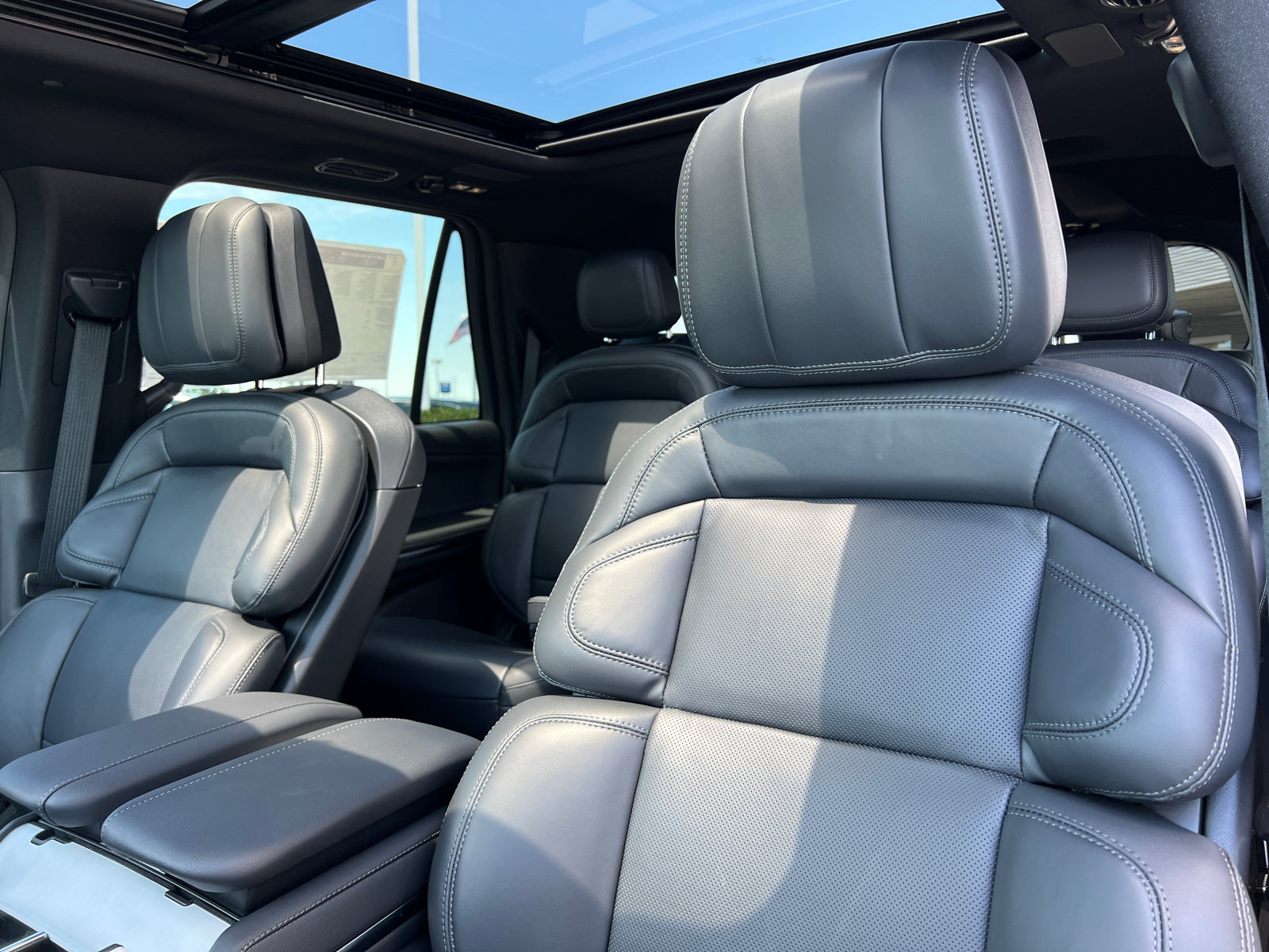 New 2026 Lincoln Navigator Reserve w/ Jet Appearance Package AWD/4WD image 23