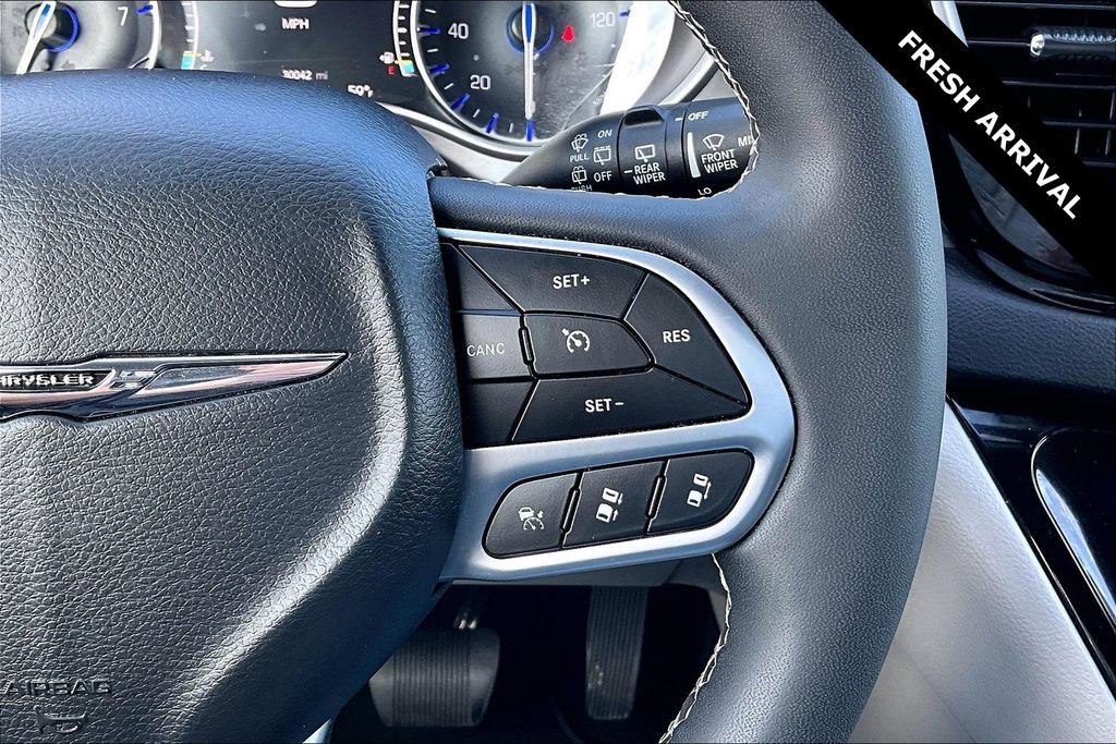 Used 2024 Chrysler Pacifica Touring-L image 12