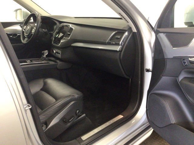 Used 2016 Volvo XC90 T6 Momentum w/ Vision Package image 6