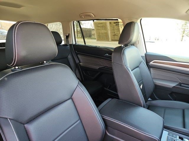 Used 2023 Volkswagen Atlas SE w/ Black Wheel Package image 12