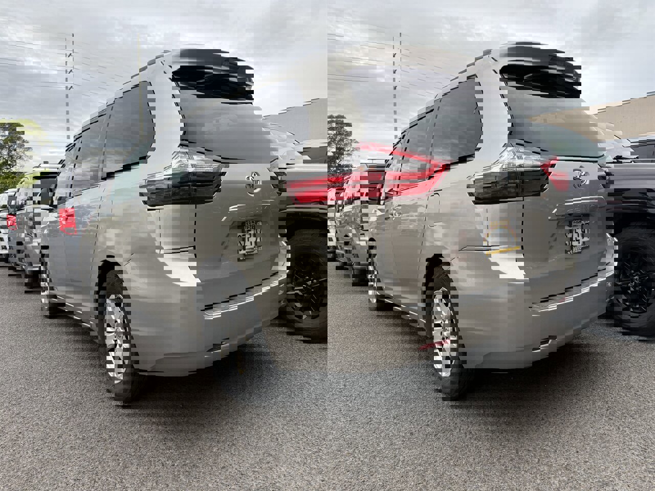 Used 2017 Toyota Sienna LE image 2