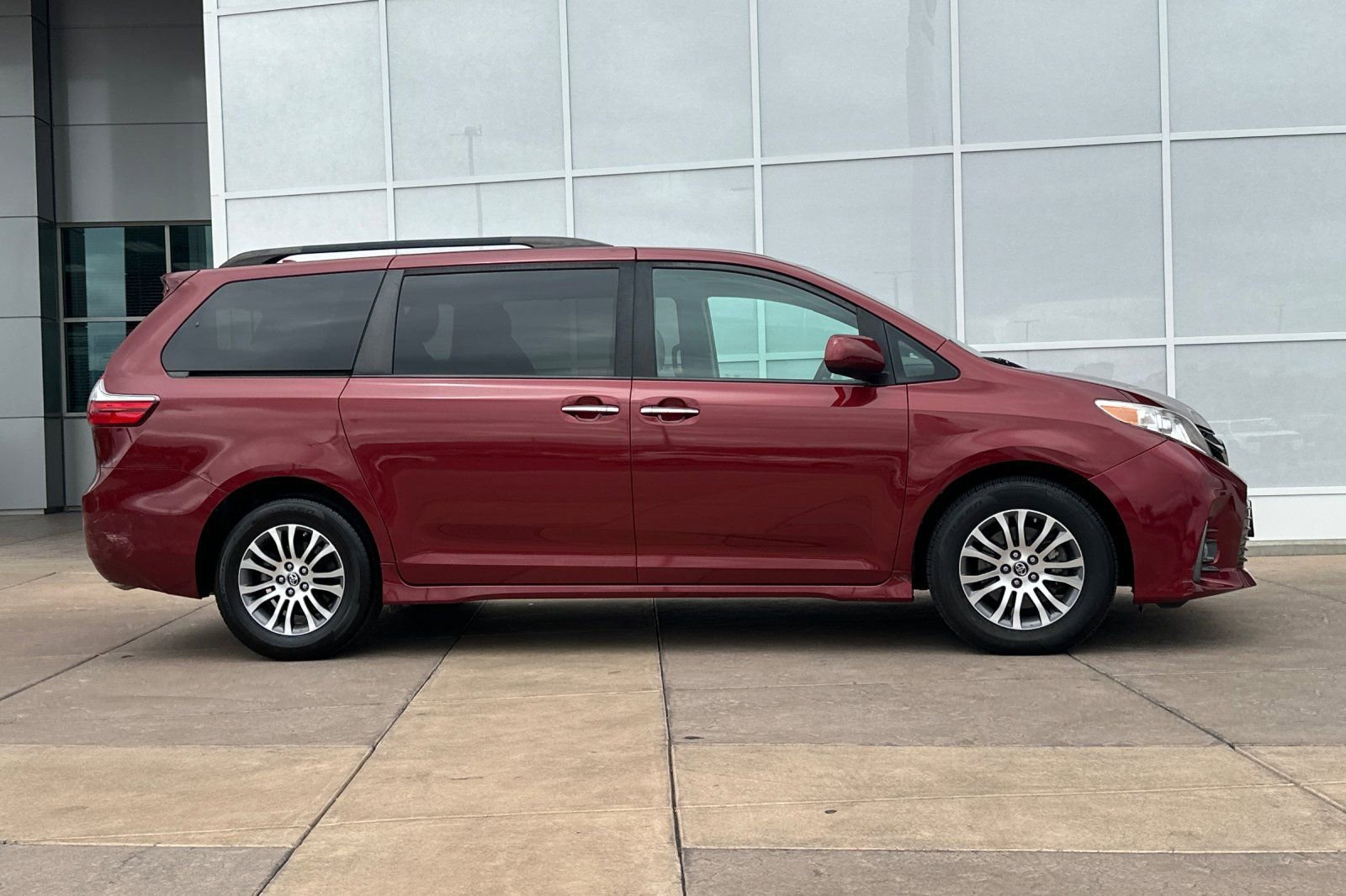 Certified 2018 Toyota Sienna XLE w/ XLE Navigation Package FWD image 3