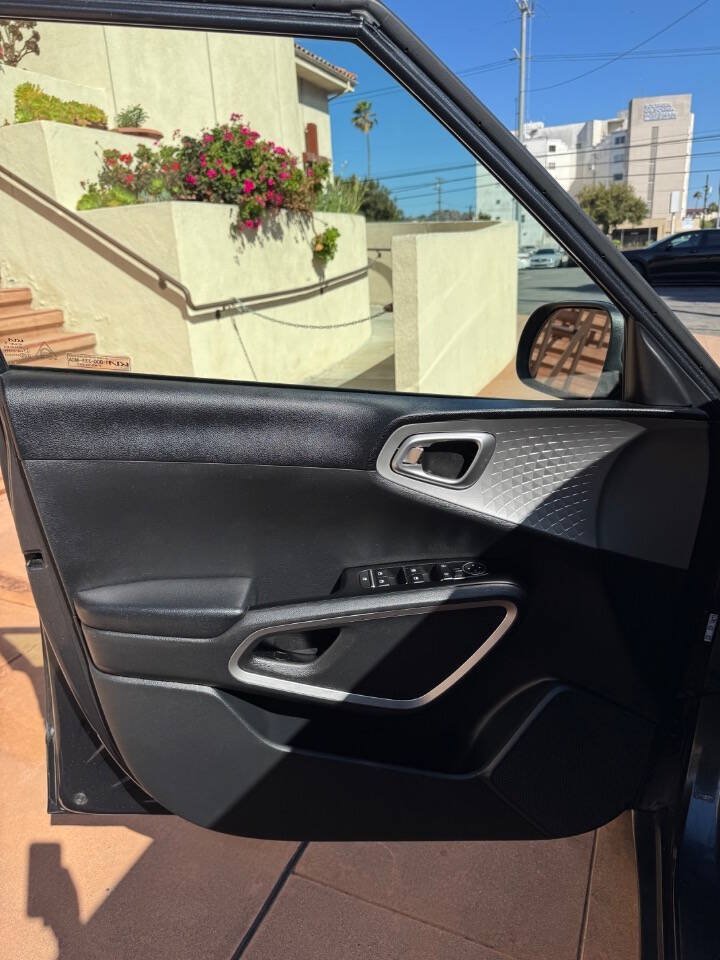 Used 2023 Kia Soul LX FWD image 16