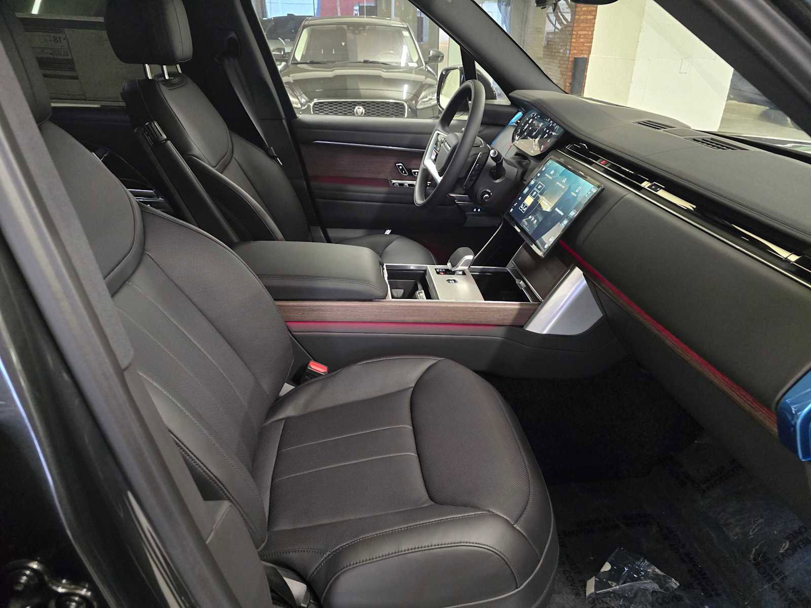 New 2025 Land Rover Range Rover Long Wheelbase SE image 11