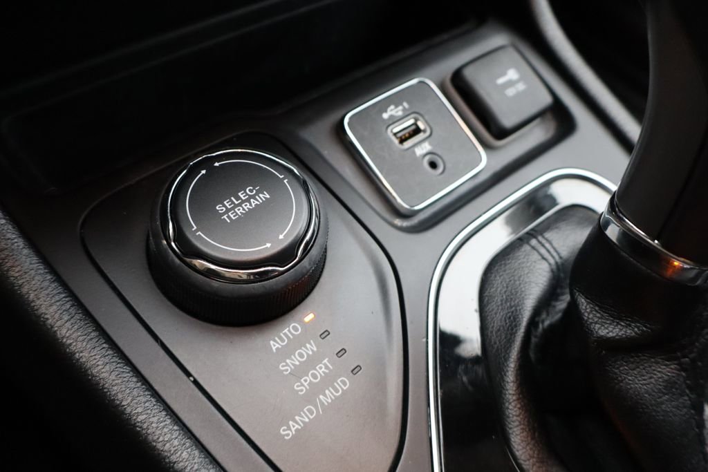 Used 2020 Jeep Cherokee Limited image 25