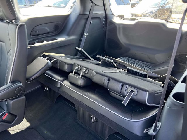 Used 2026 Chrysler Pacifica Limited w/ S Appearance Package FWD image 10