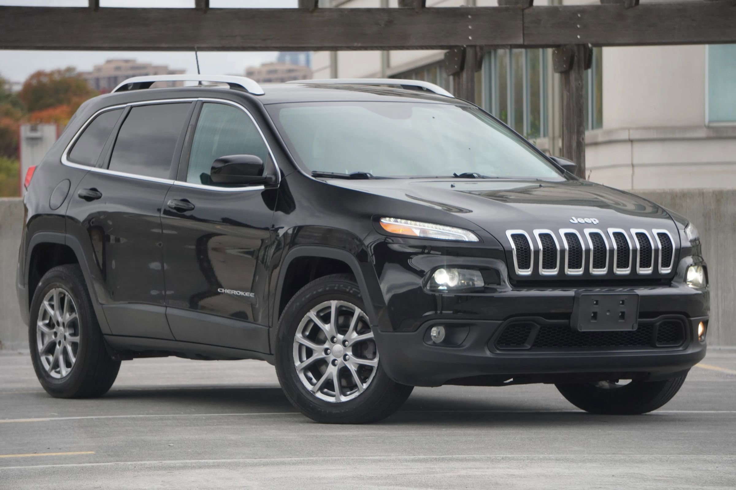 Used 2018 Jeep Cherokee Latitude Plus w/ Cold Weather Group image 18