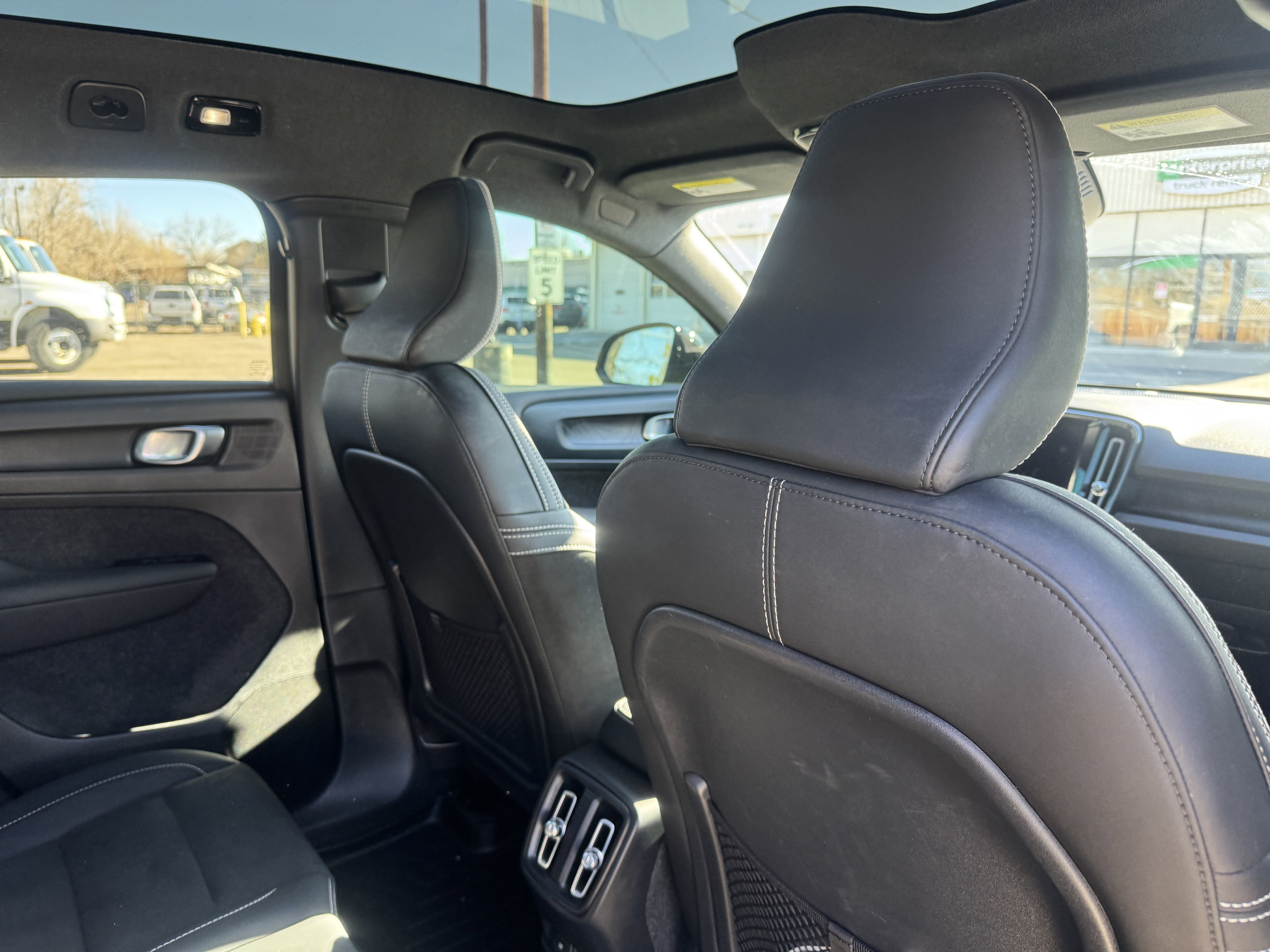 Used 2023 Volvo C40 P8 Recharge Ultimate image 18