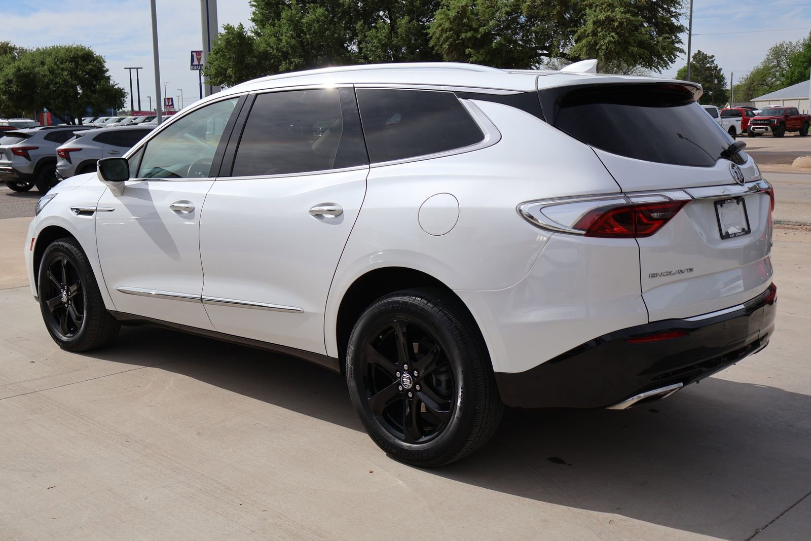 Used 2023 Buick Enclave Essence w/ Sport Touring Edition FWD image 9