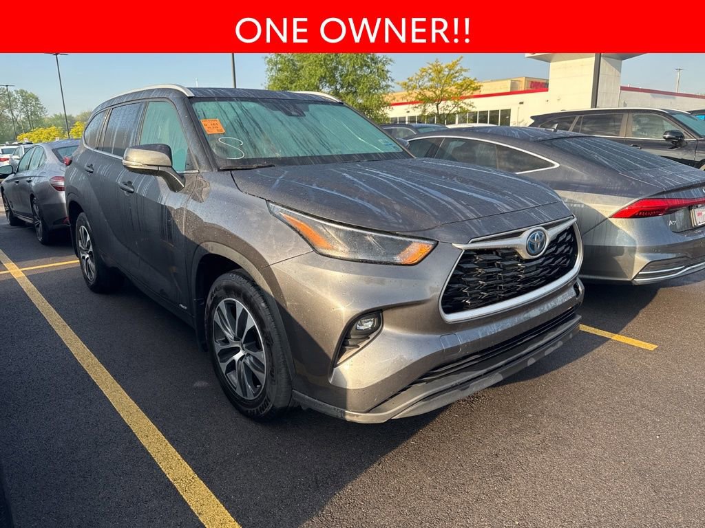 Used 2022 Toyota Highlander XLE AWD/4WD image 3
