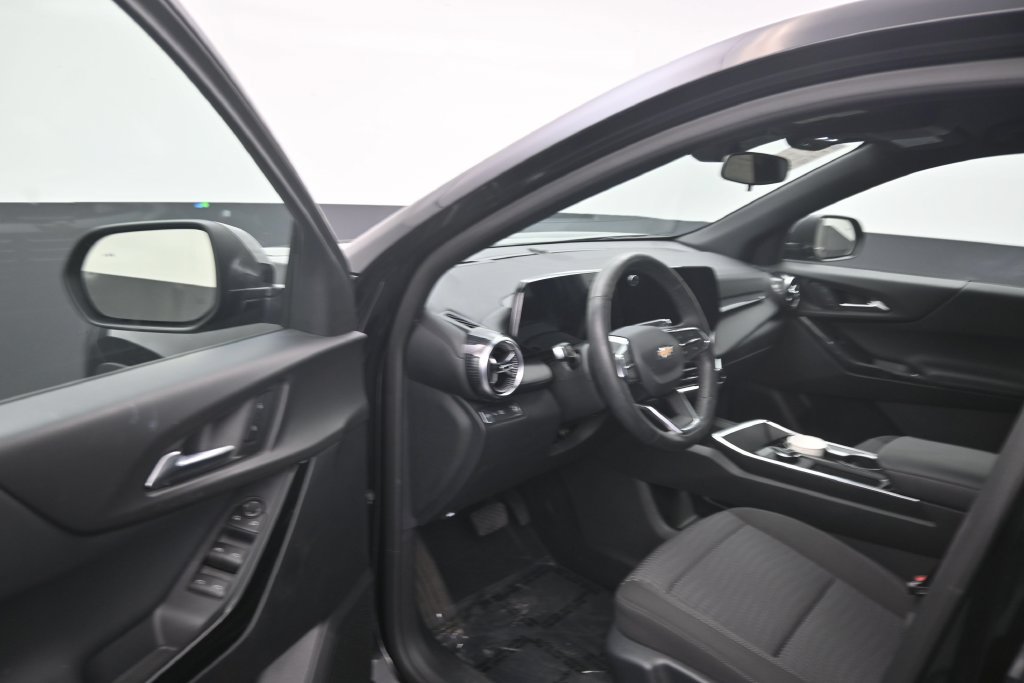 Used 2026 Chevrolet Equinox LT w/ Safety and Technology Package FWD image 10