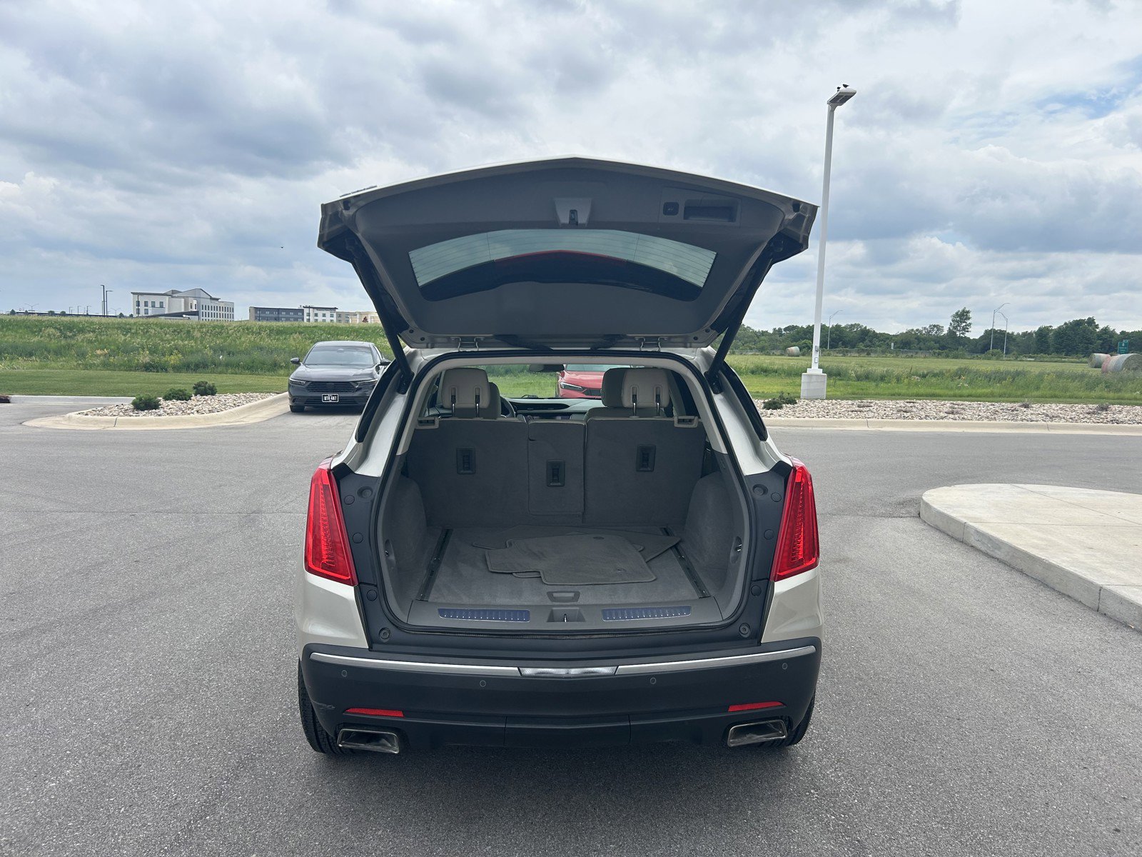 Used 2017 Cadillac XT5 Luxury w/ Driver Awareness Package AWD/4WD image 17