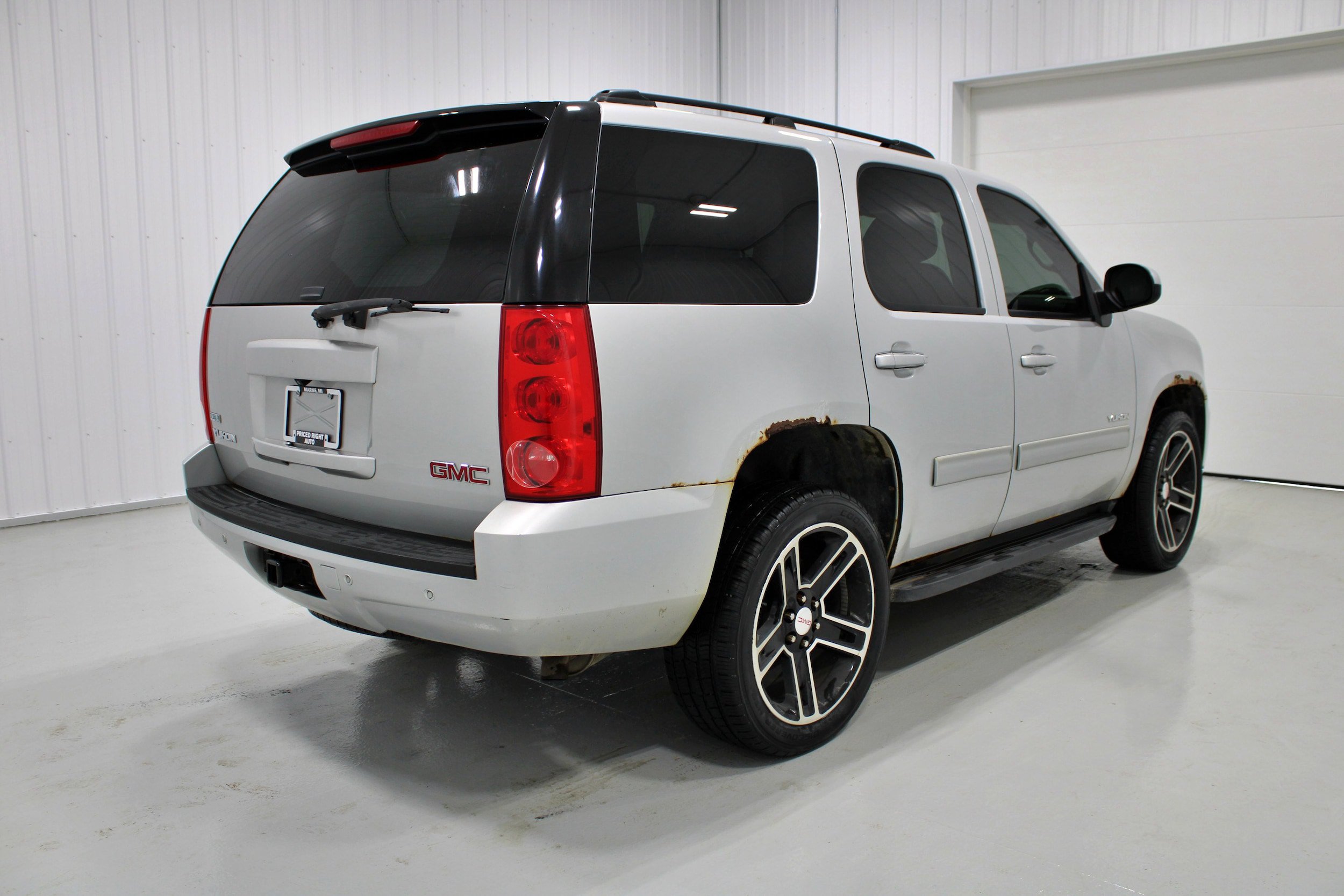Used 2010 GMC Yukon SLT w/ SLT-2 Equipment Package AWD/4WD image 29