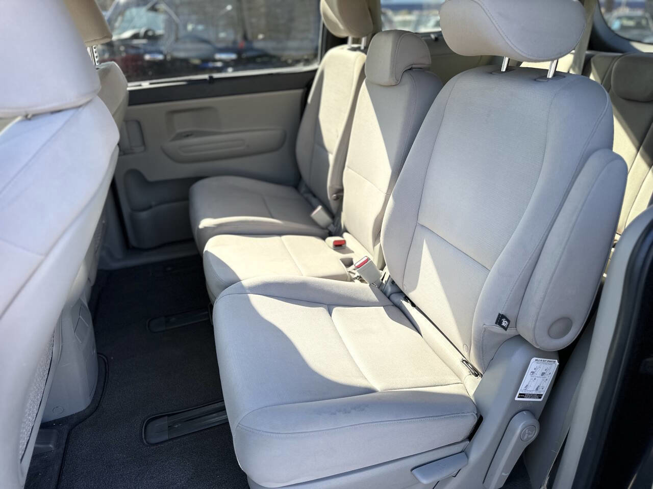 Used 2015 Kia Sedona LX w/ LX Convenience Package image 18