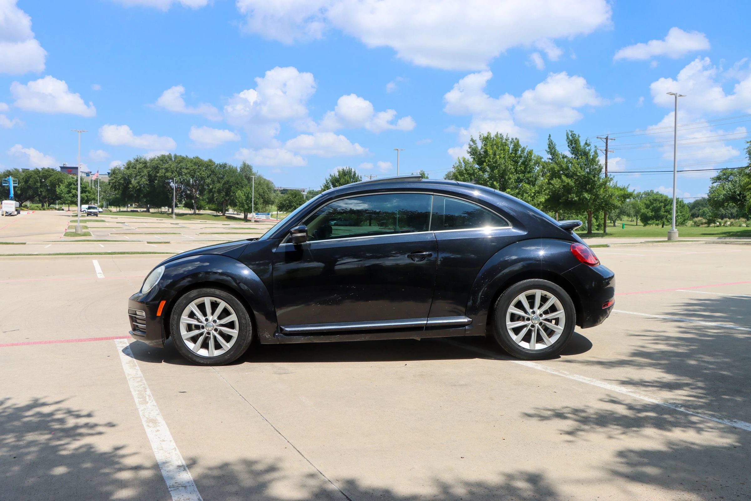 Used 2018 Volkswagen Beetle 2.0T SE FWD image 4