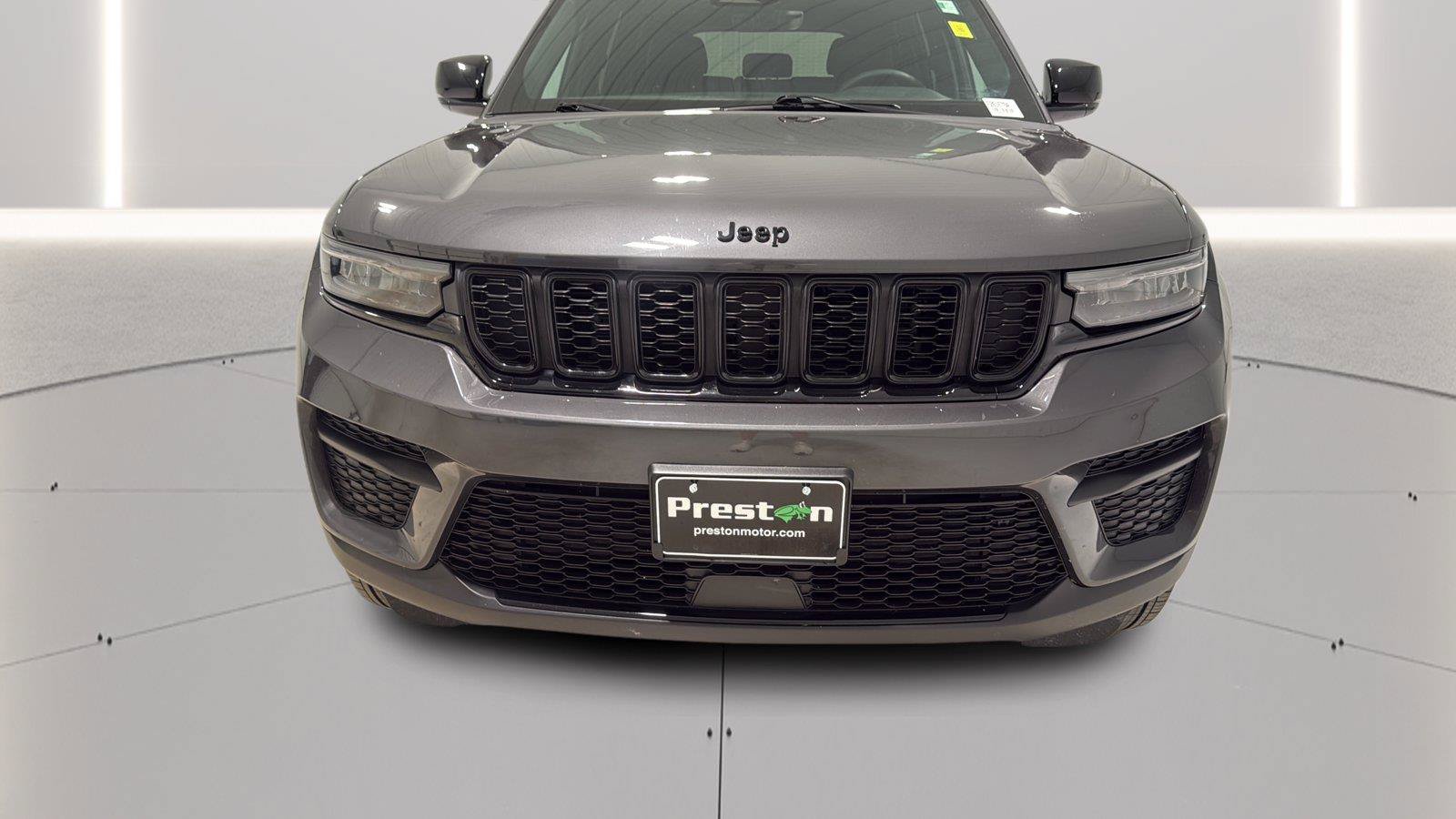 Used 2025 Jeep Grand Cherokee Altitude w/ Trailer Tow Package AWD/4WD image 33