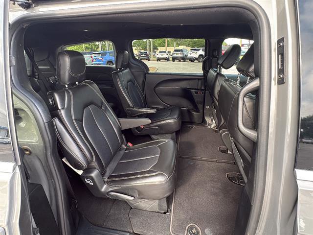Used 2025 Chrysler Pacifica Select FWD image 15