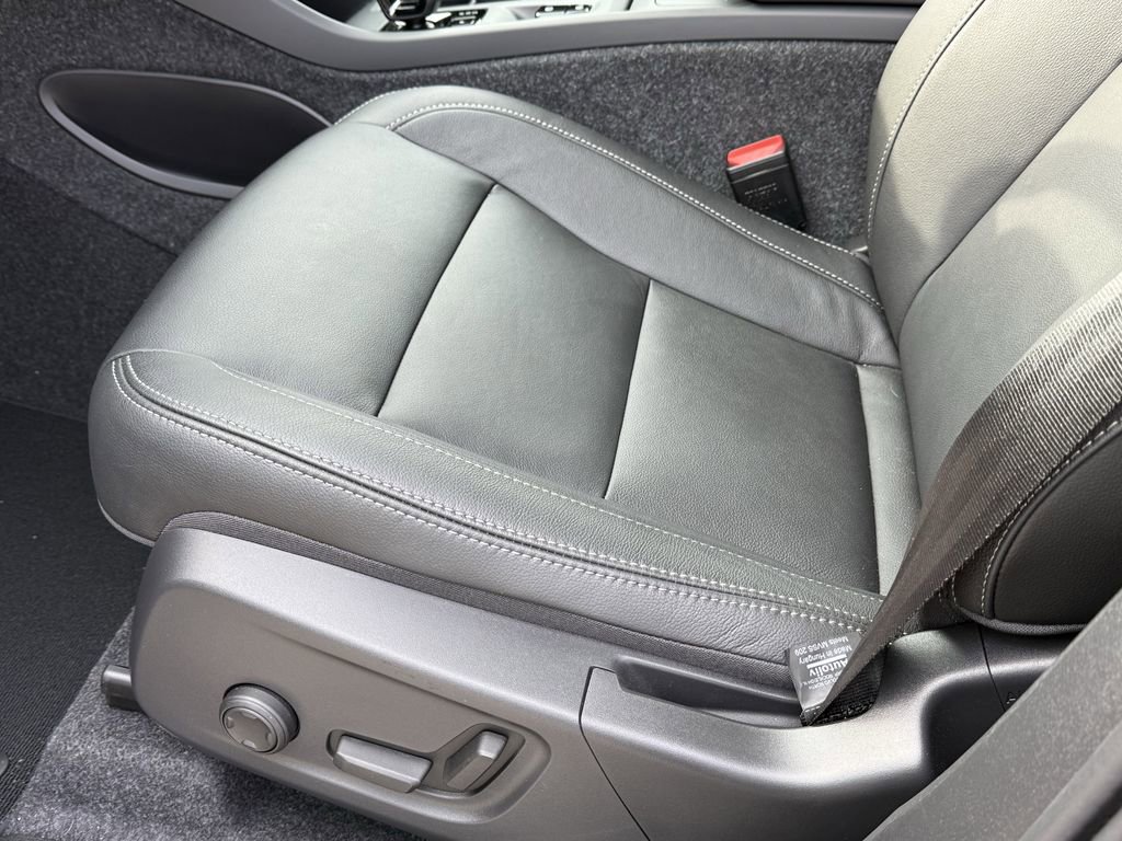 New 2025 Volvo XC40 B5 Core w/ Protection Package Premier image 12