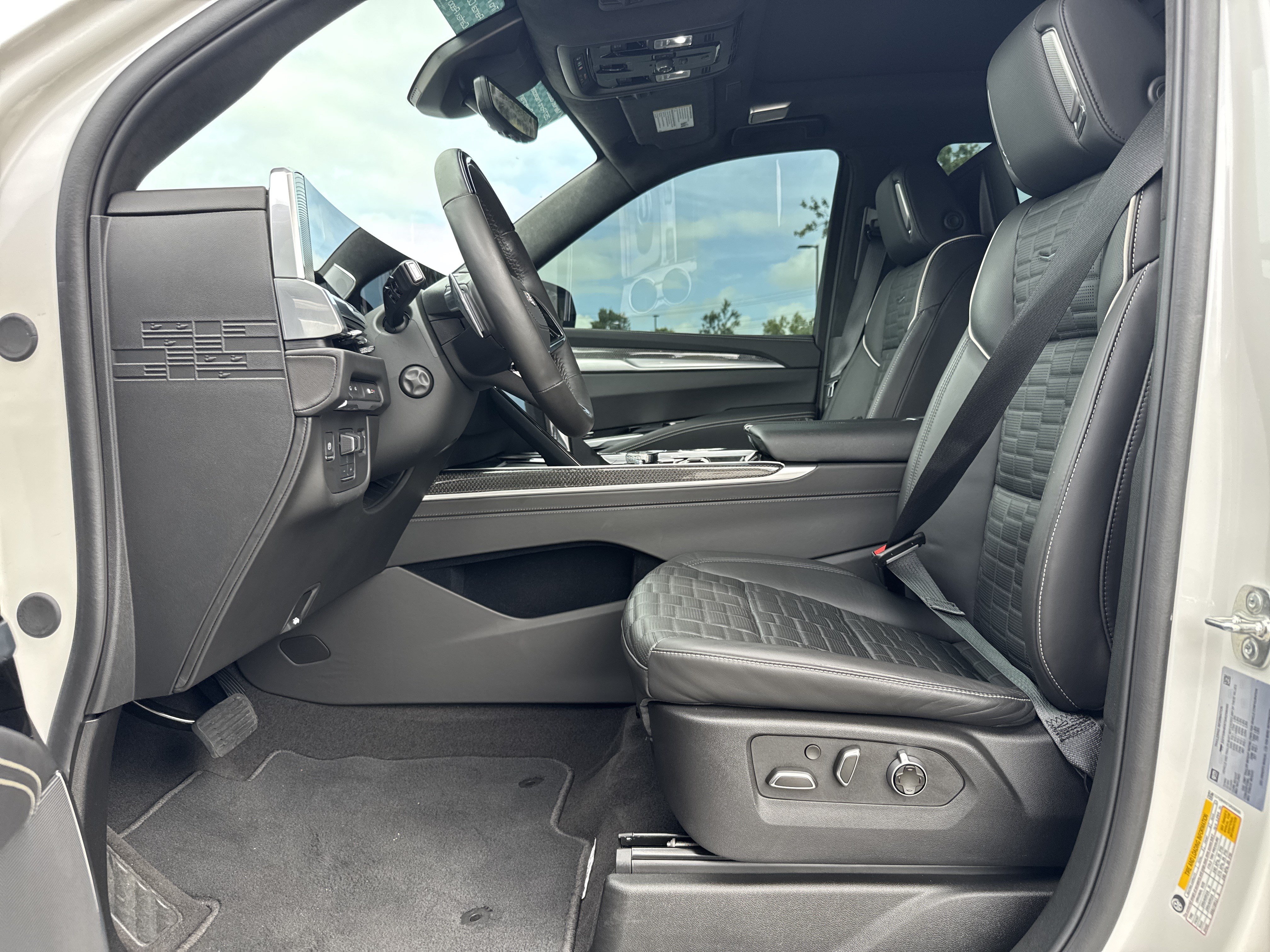 Used 2025 Cadillac Escalade V w/ LPO, ONYX Package AWD/4WD image 17