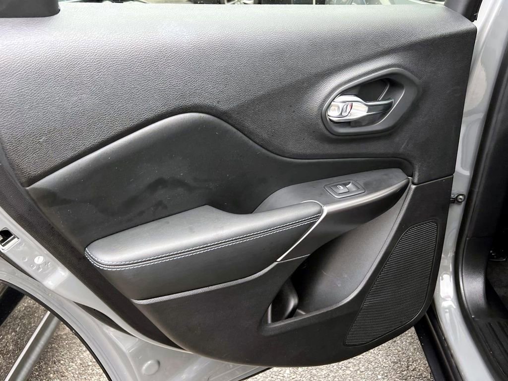 Used 2020 Jeep Cherokee Latitude Plus w/ Comfort/Convenience Group image 12