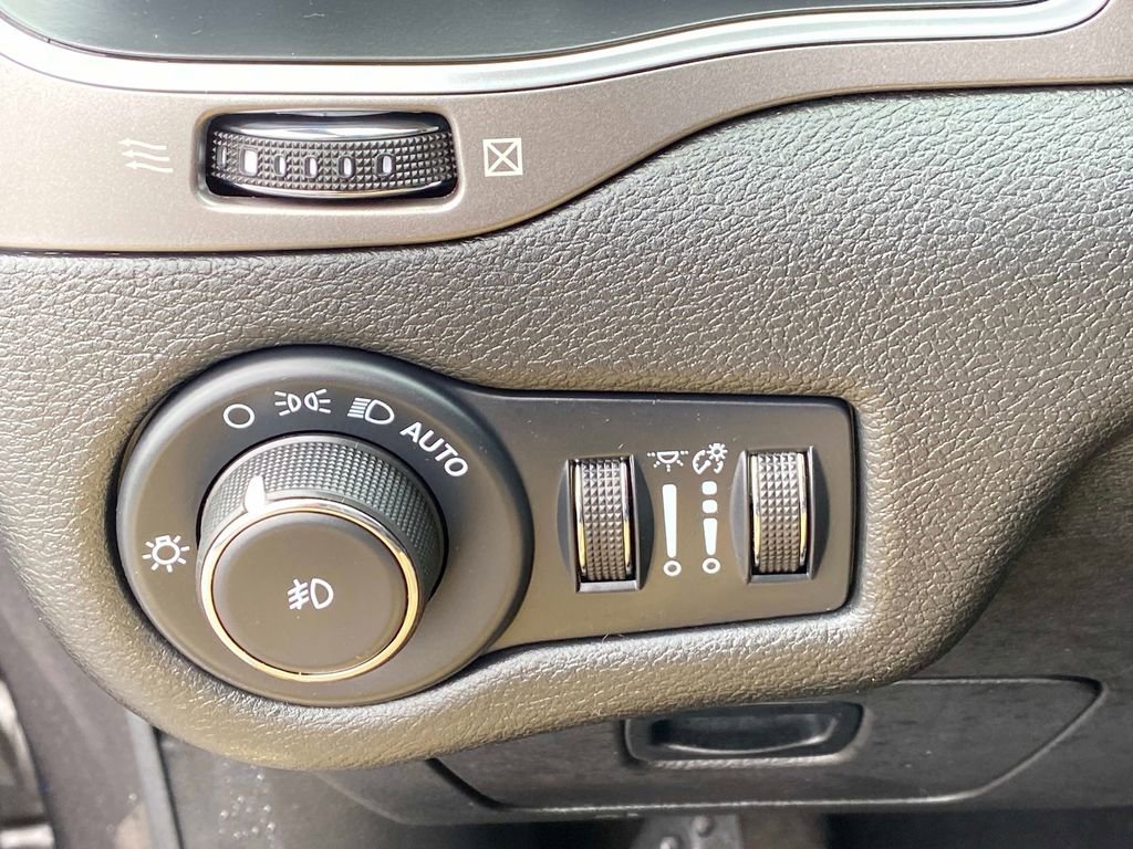 Used 2022 Jeep Cherokee Latitude Lux w/ Sun & Sound Group AWD/4WD image 22
