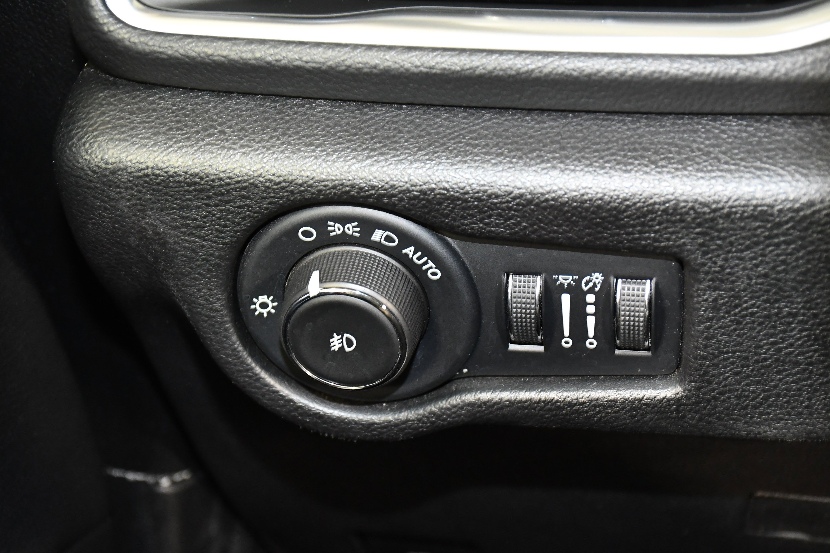 Used 2025 Chrysler Pacifica Limited image 35