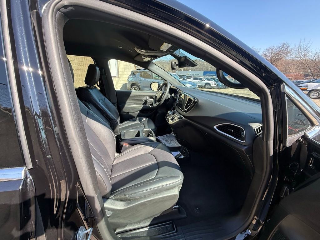 Used 2026 Chrysler Pacifica Select image 23
