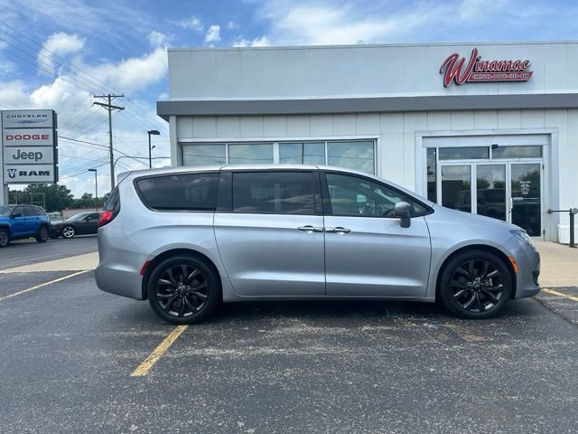 Used 2018 Chrysler Pacifica Touring Plus w/ S Appearance Package FWD image 12
