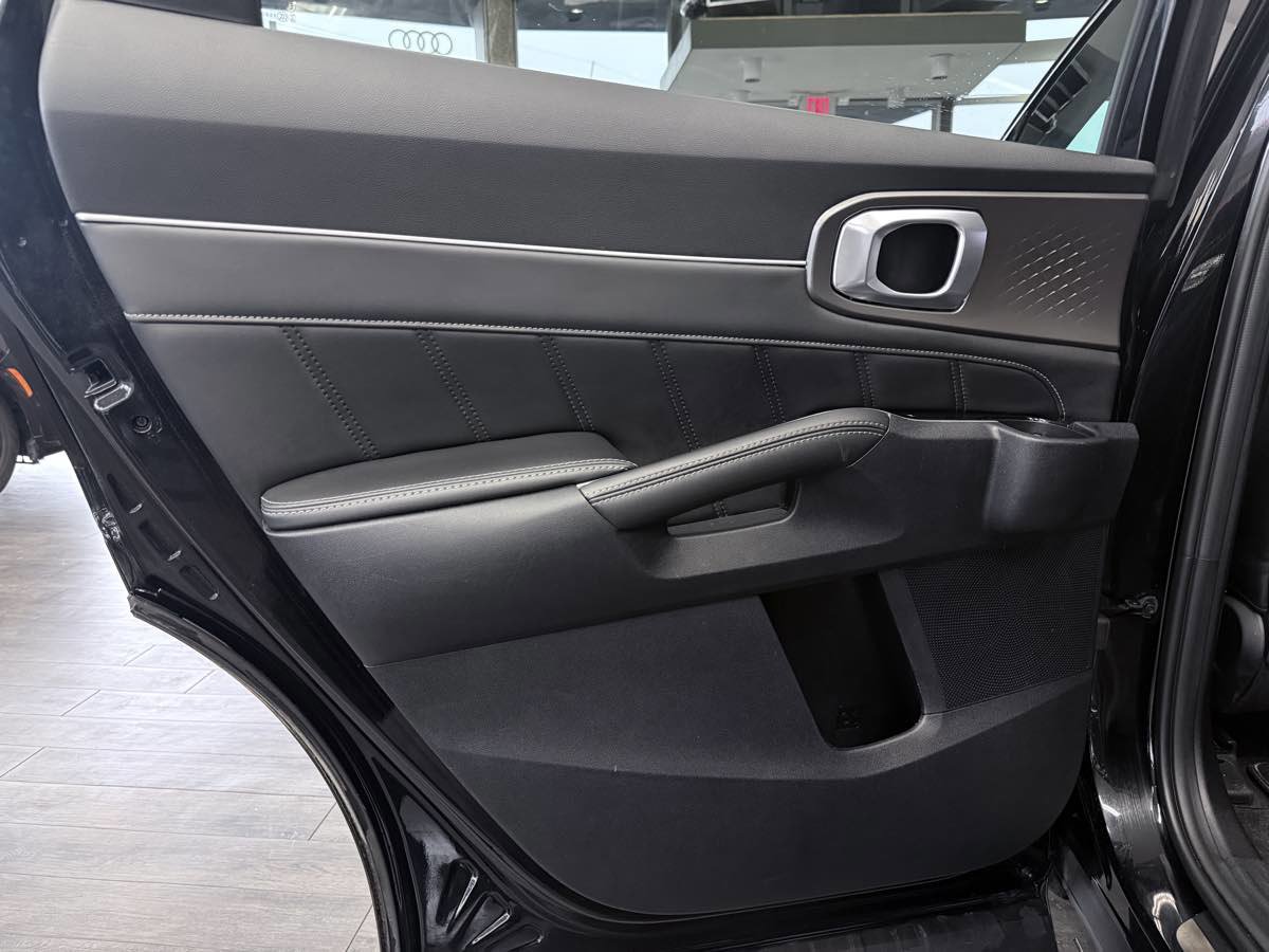 Used 2025 Kia Sorento SX image 30