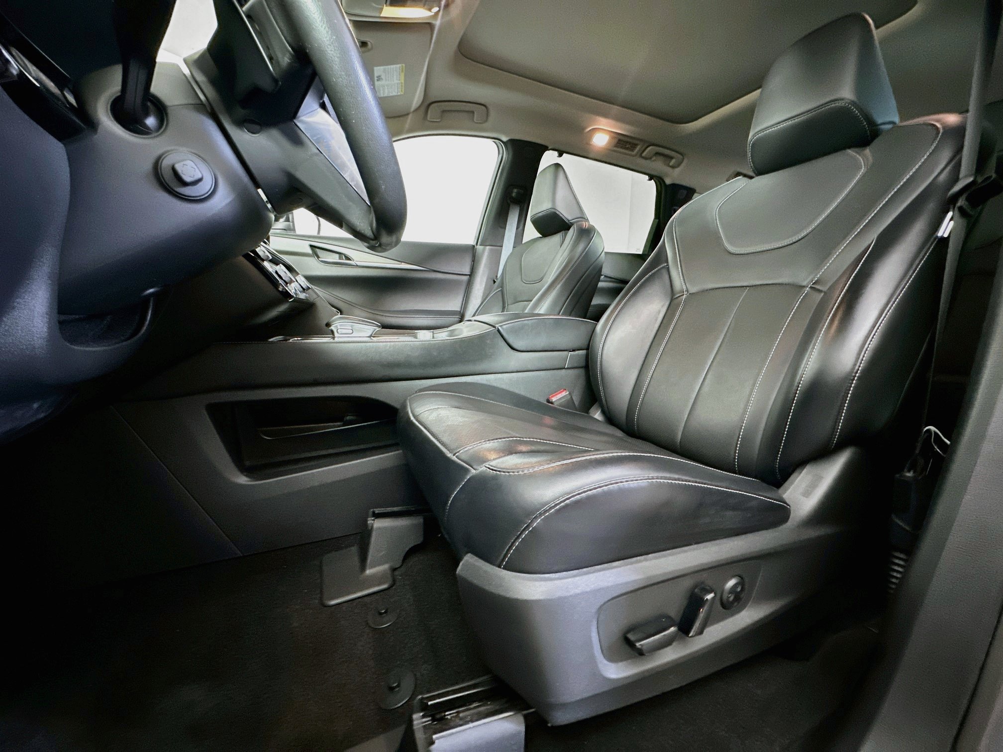 Used 2023 INFINITI QX60 Luxe w/ Performance Audio Package FWD image 13