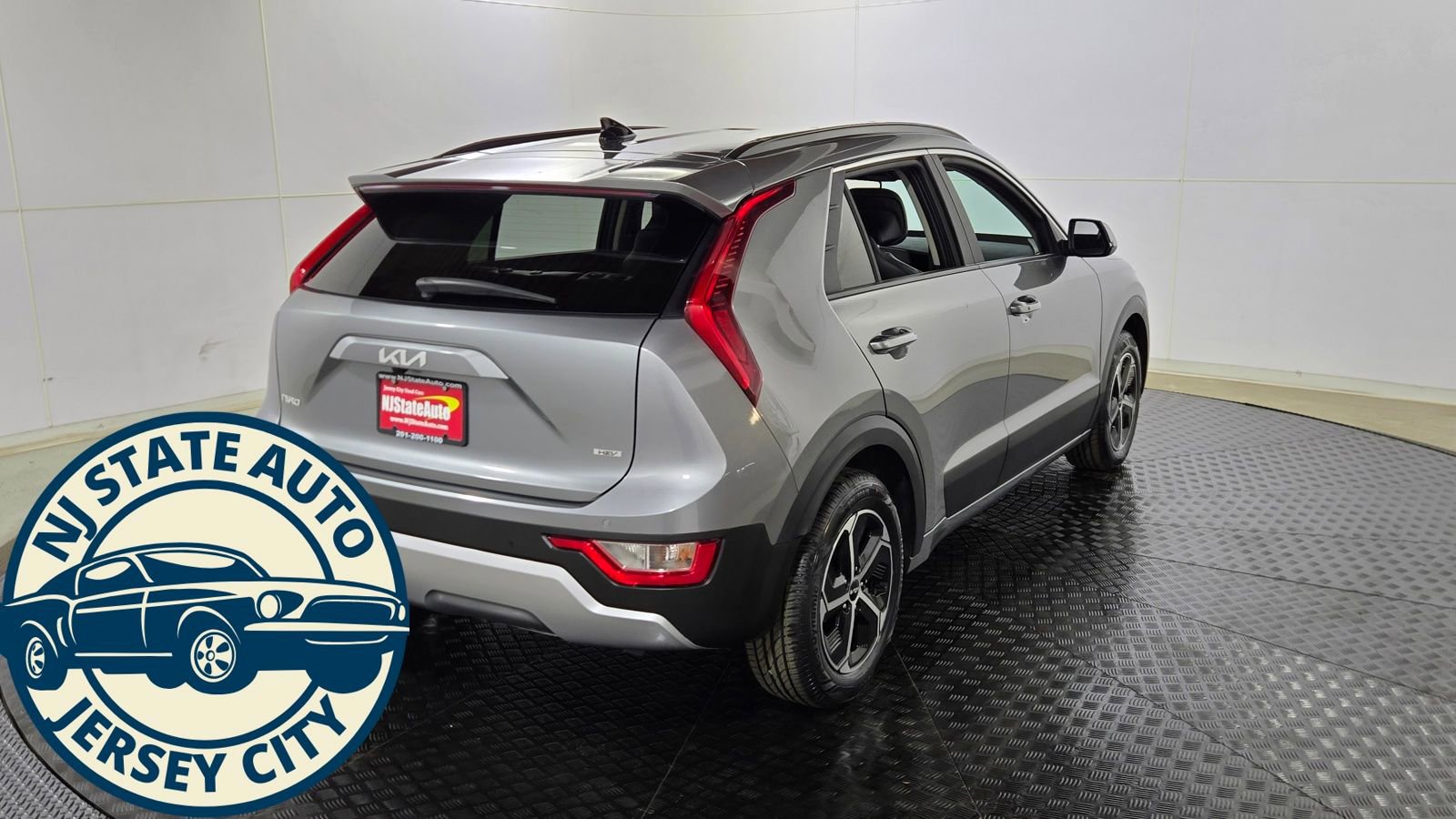 Used 2023 Kia Niro EX FWD image 7