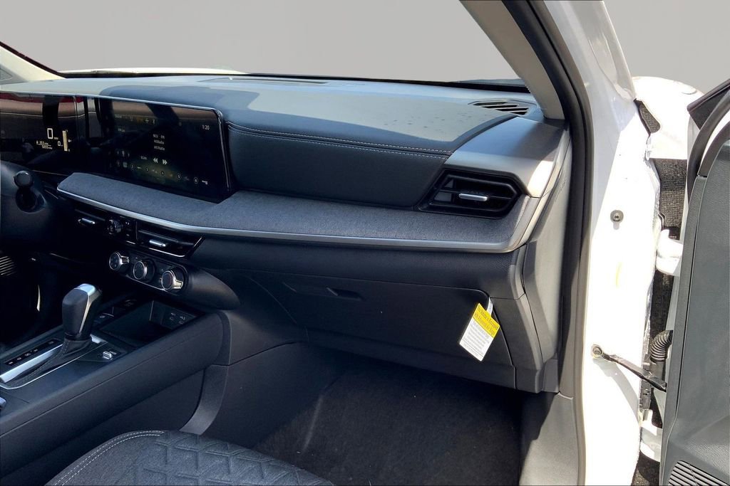 Used 2025 Nissan Kicks SV image 18