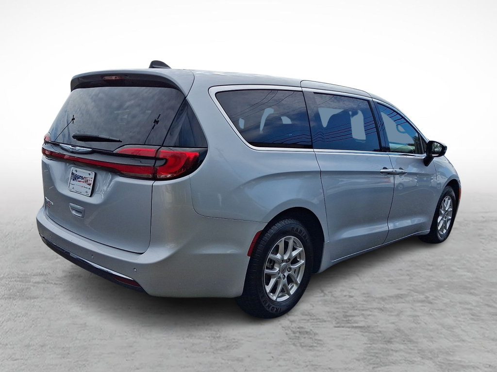 Used 2024 Chrysler Pacifica Touring-L FWD image 5