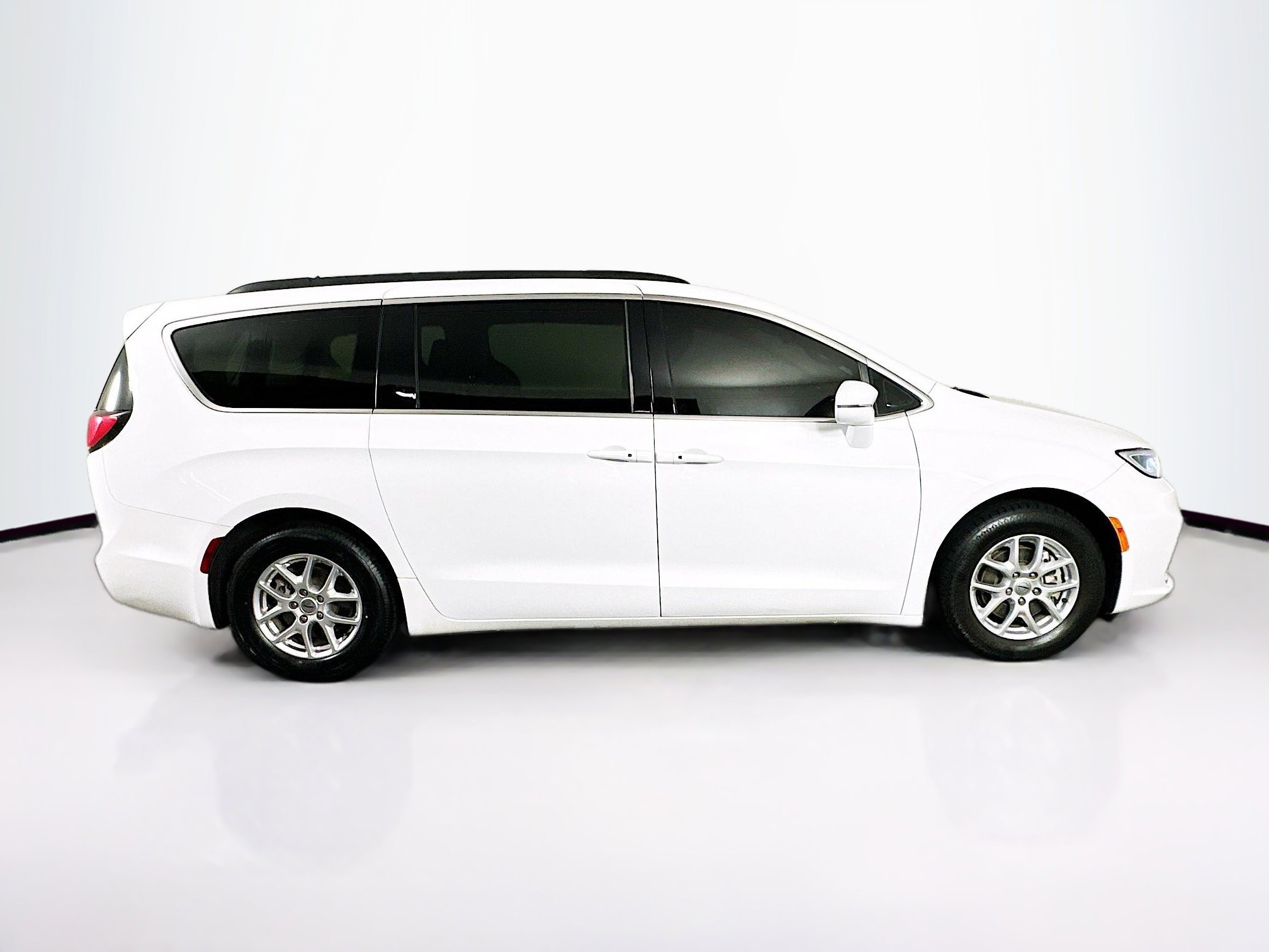 Used 2022 Chrysler Pacifica Touring-L image 10
