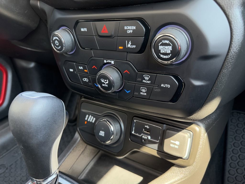 Used 2023 Jeep Renegade Latitude w/ Sun/Sound Group AWD/4WD image 36