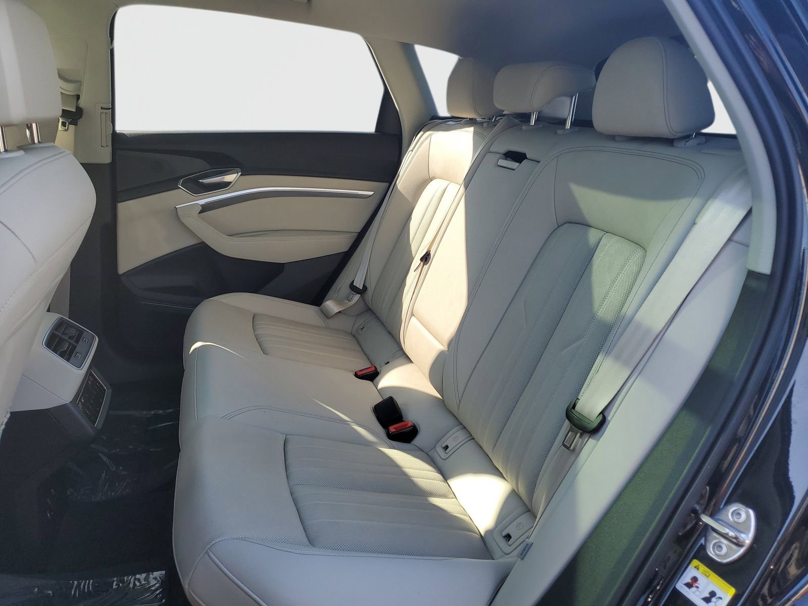 Used 2024 Audi Q8 e-tron Premium Plus w/ Premium Plus Package image 14