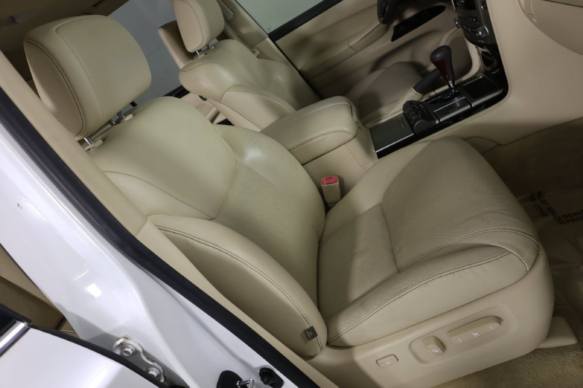 Used 2013 Lexus LX 570 4WD w/ Luxury Pkg w/Pre-crash image 41