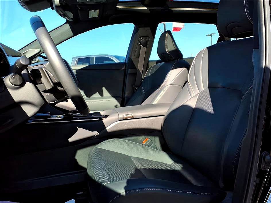 Used 2025 Toyota Crown Signia w/ Advanced Technology Package image 15