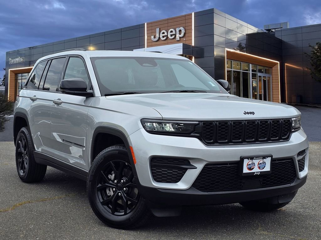 Used 2025 Jeep Grand Cherokee Altitude AWD/4WD image 1