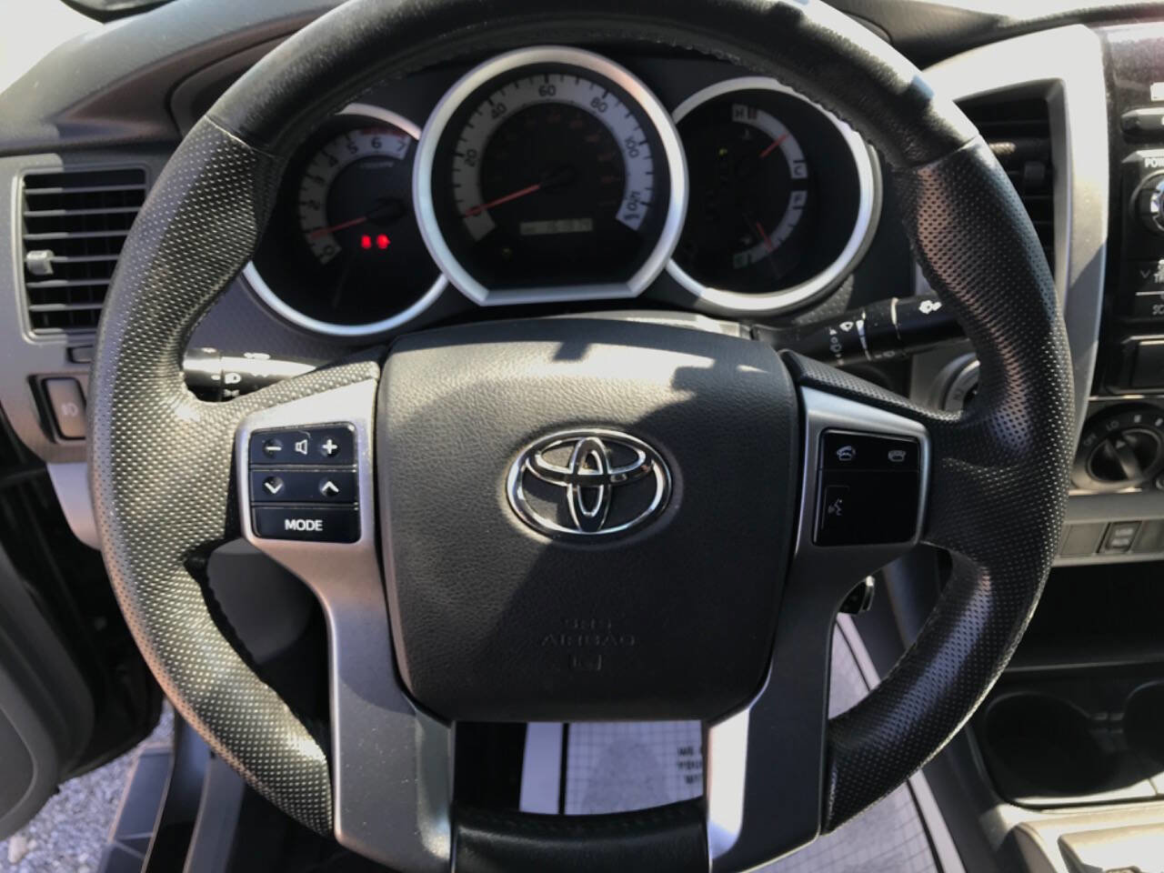 Used 2012 Toyota Tacoma 4x4 Access Cab V6 w/ TRD Sport Pkg image 9