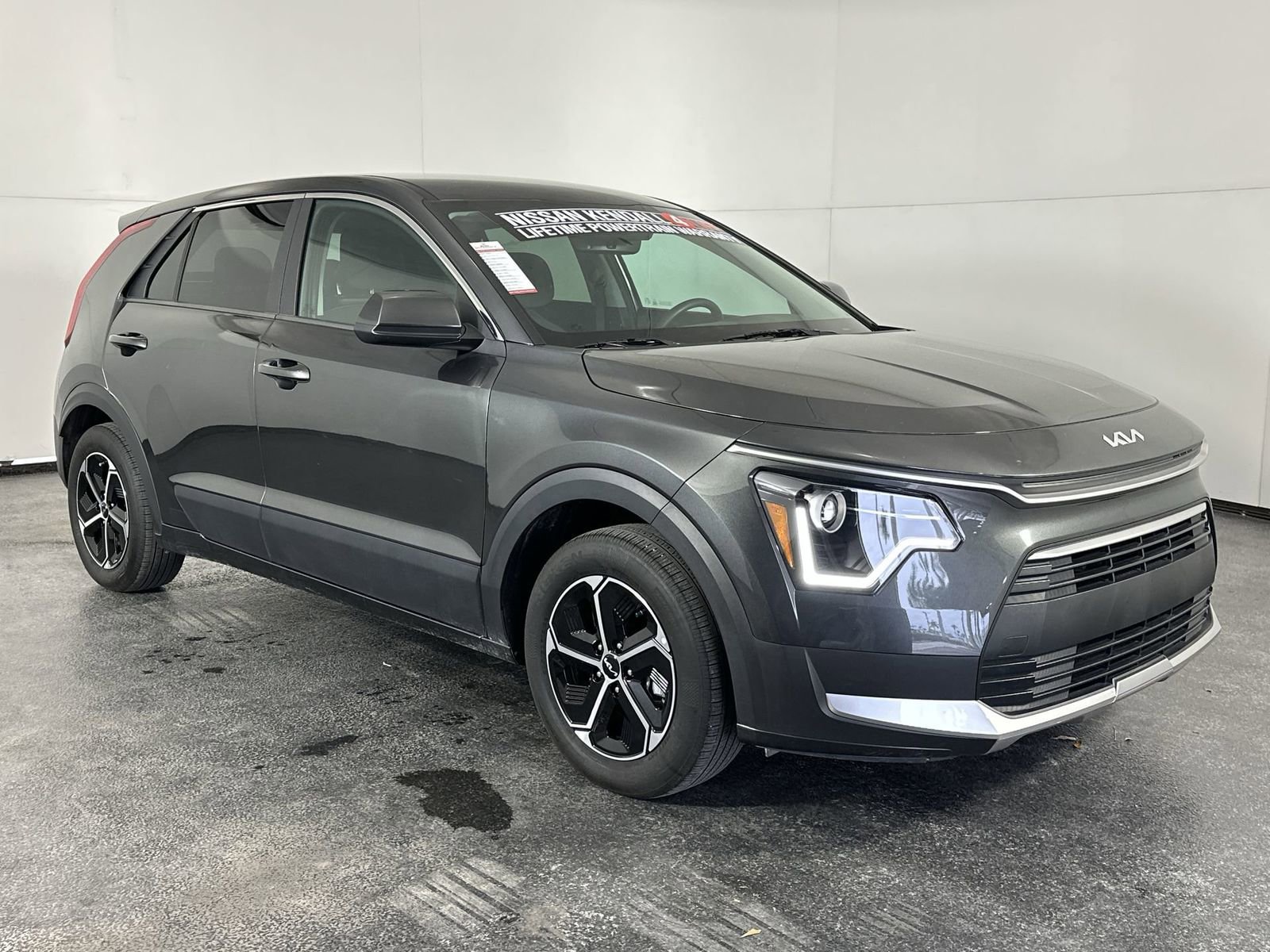 Used 2025 Kia Niro LX image 2