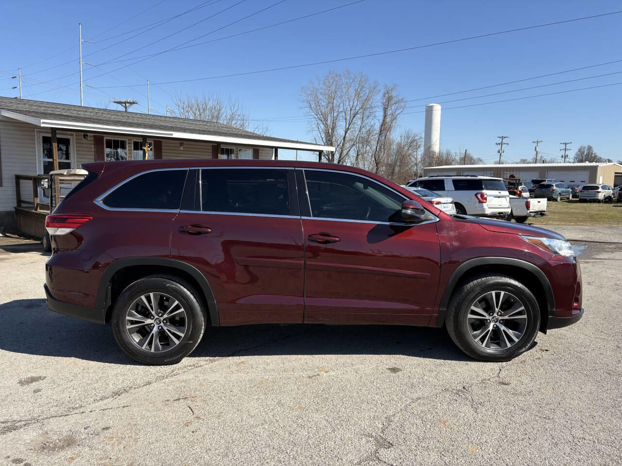 Used 2018 Toyota Highlander LE image 2